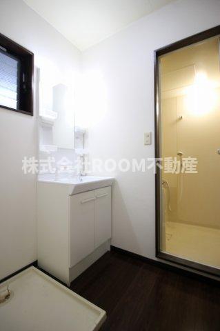 洗面設備　明るい洗面所です