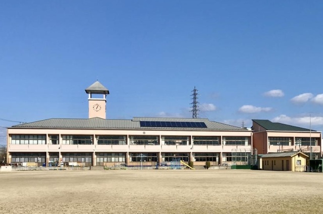 小学校　豊郷町立日栄小学校（小学校）まで561m