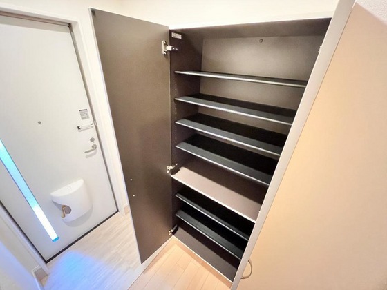 玄関　※掲載写真は同マンション別部屋参考写真となります。