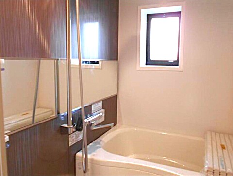 バス・シャワールーム　コンパクトで使いやすいお風呂です