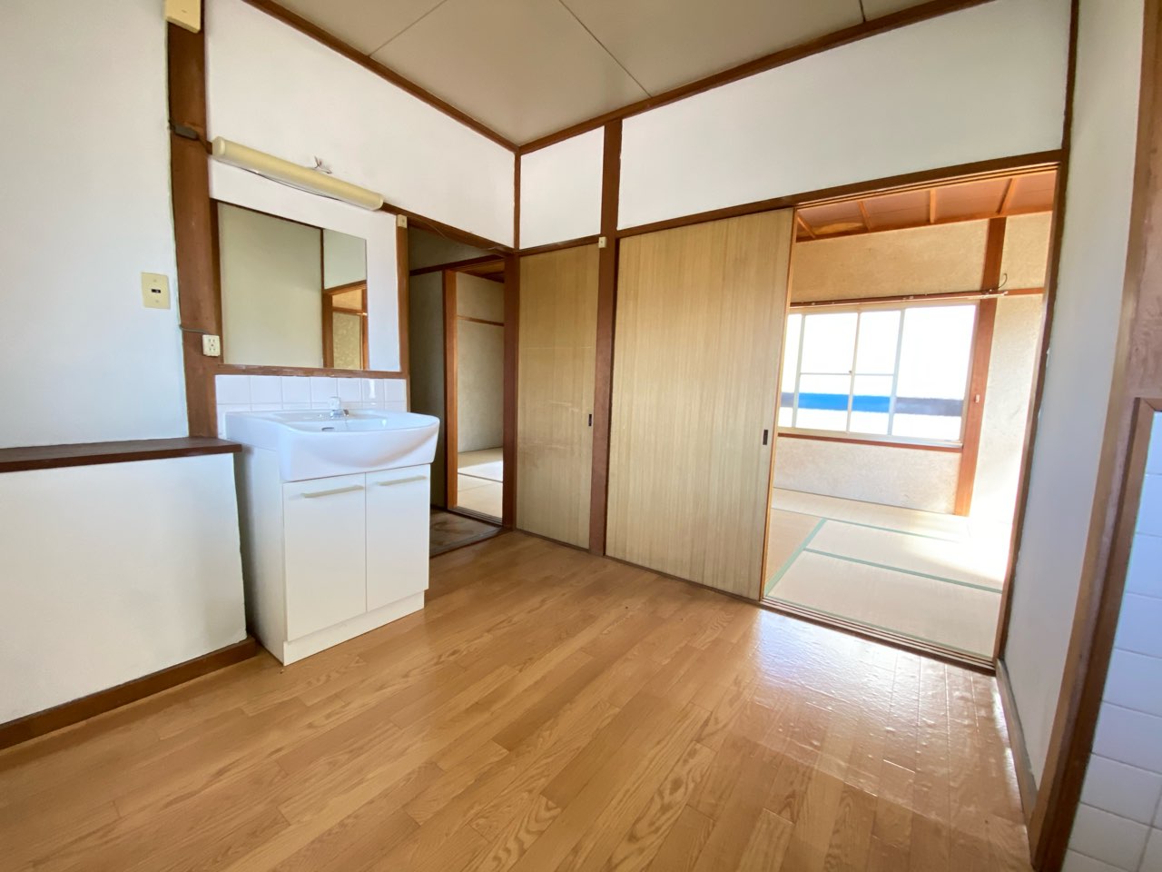 居室・リビング　窓が多く明るいダイニング♪