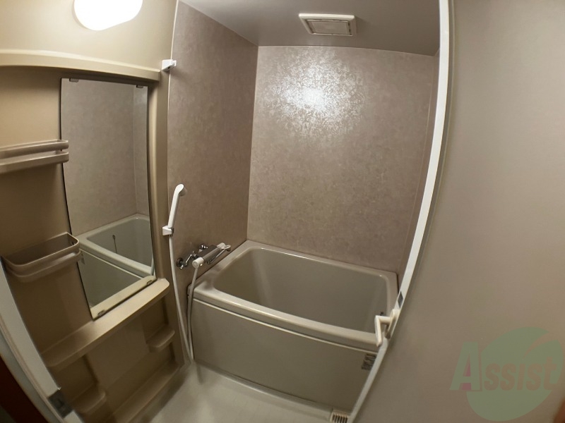 バス・シャワールーム　浴槽も広い作りなので、ゆったりくつろげますね。