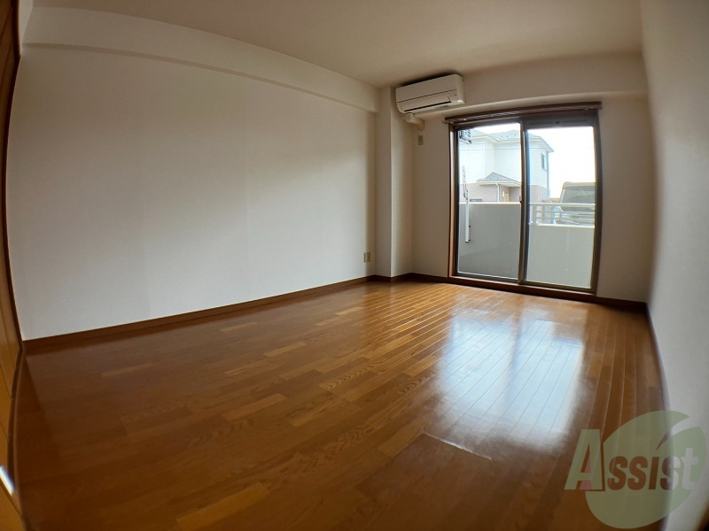 居室・リビング　広々としたリビングで日当たりもとてもいいですね。