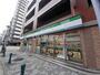 コンビニ　ファミリーマートみなと元町駅前店（コンビニ）まで142m