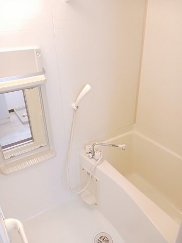 バス・シャワールーム　コンパクトで使いやすいお風呂です