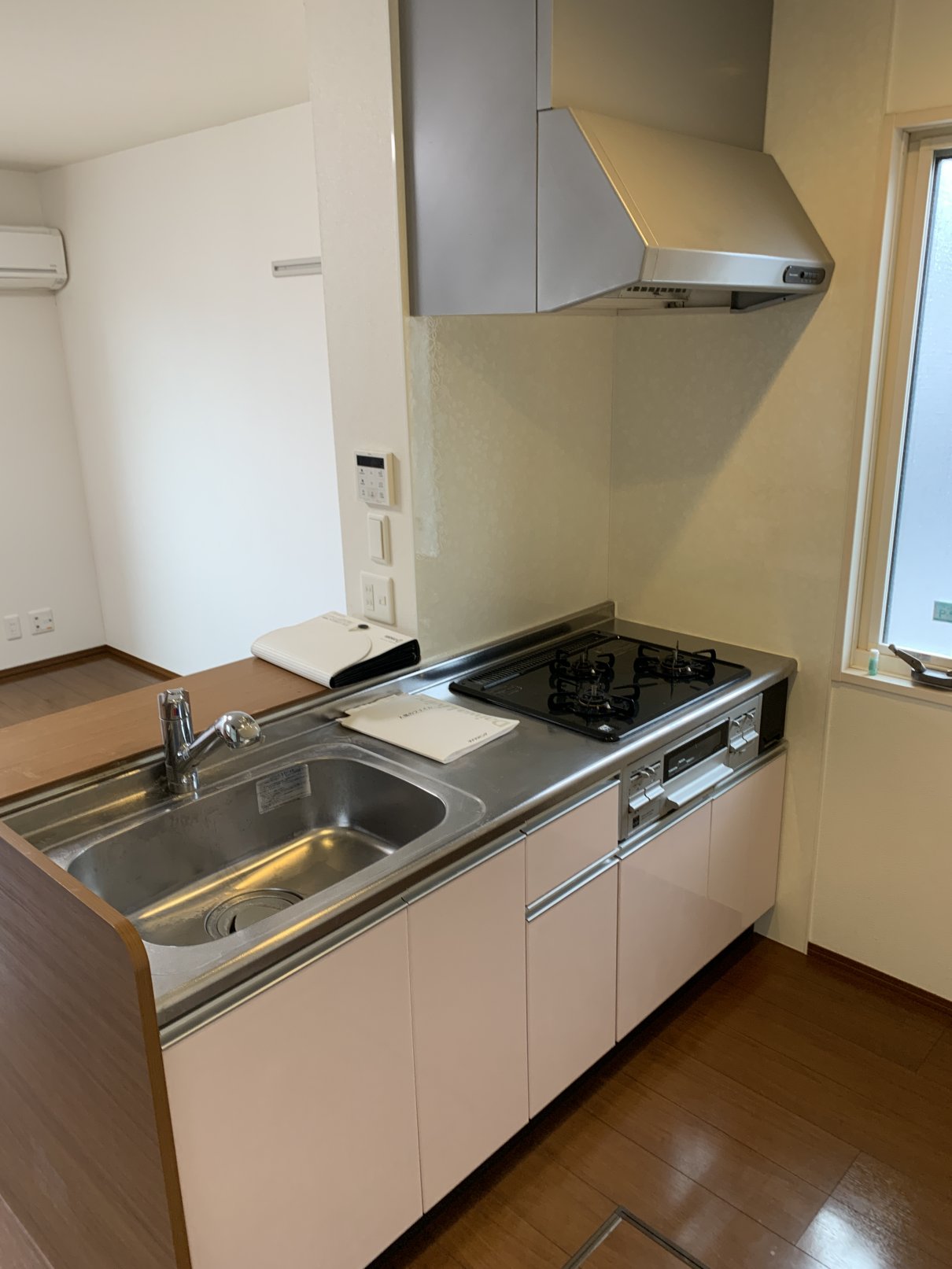 キッチン　ガスコンロ付のシステムキッチン　対面キッチン