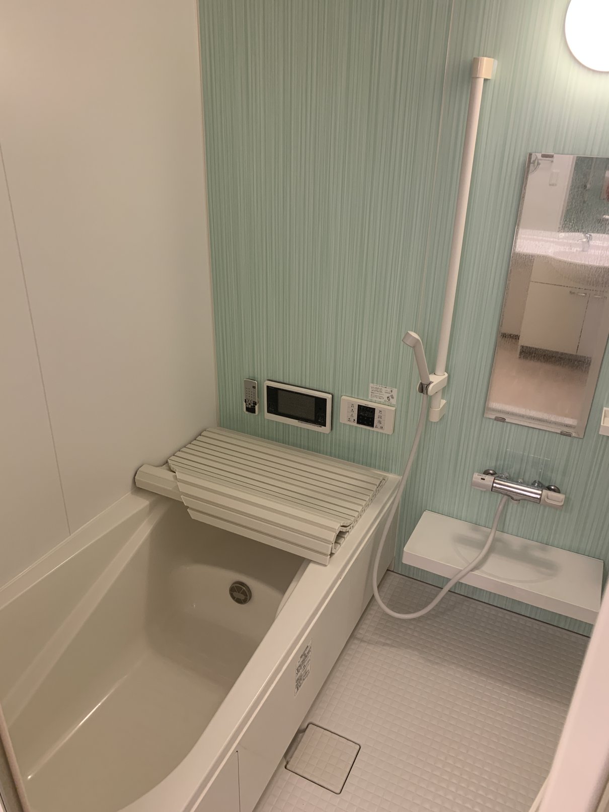 バス・シャワールーム　１坪タイプのお風呂で足をゆったり伸ばして入れますよ（浴室テレ