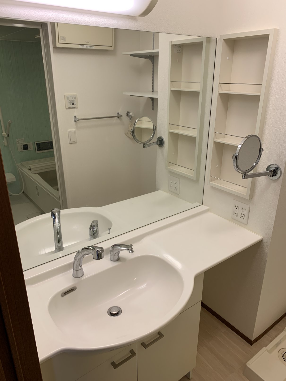 洗面設備　鏡の大きいカウンタータイプの洗髪洗面化粧台