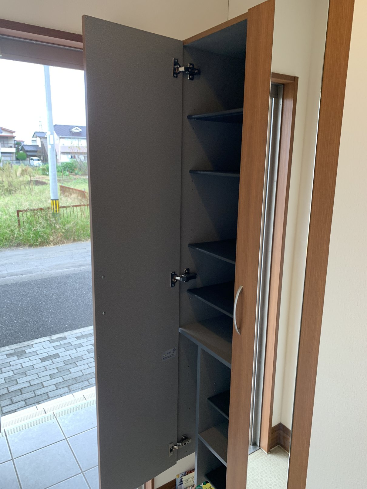 玄関　収納たっぷりの下駄箱付