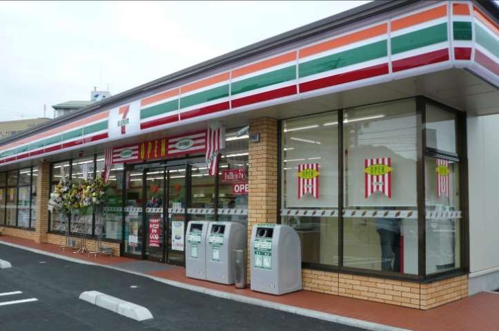 コンビニ　セブンイレブン（コンビニ）まで499m