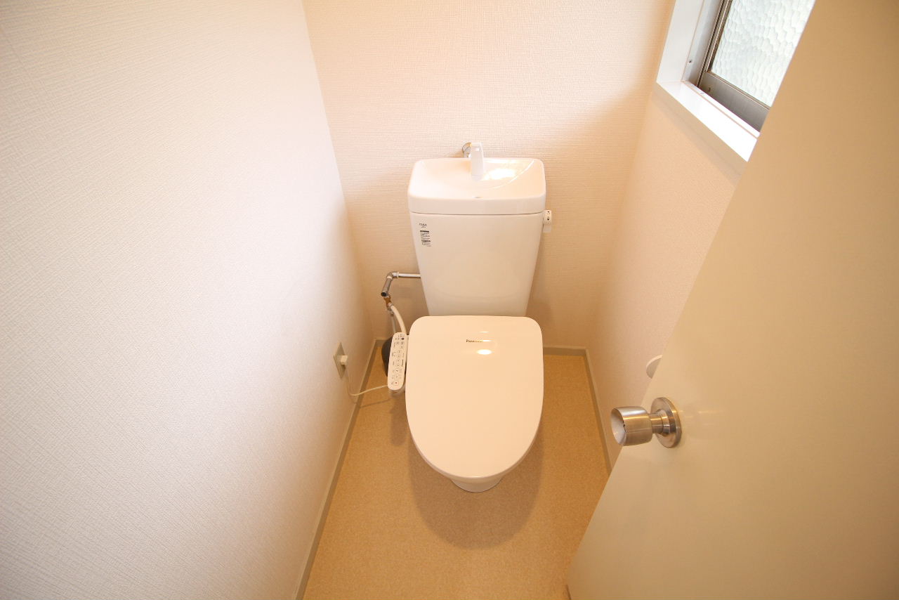 トイレ　バストイレ別・洗浄機能付き便座