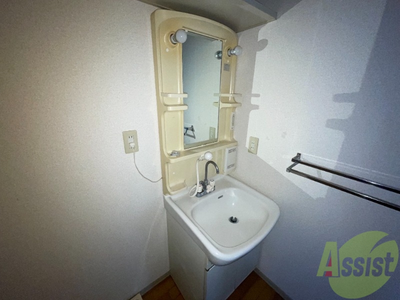 洗面設備　洗面化粧台も独立しており、洗面台の棚も利便性がありますね。