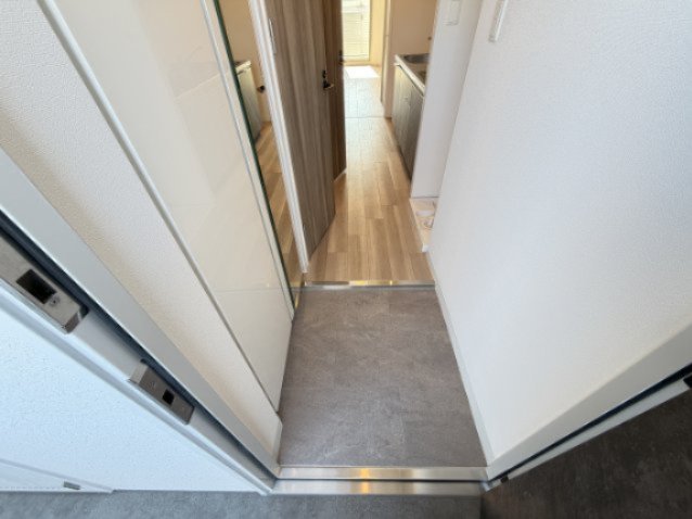 玄関　同型タイプ物件の写真です。