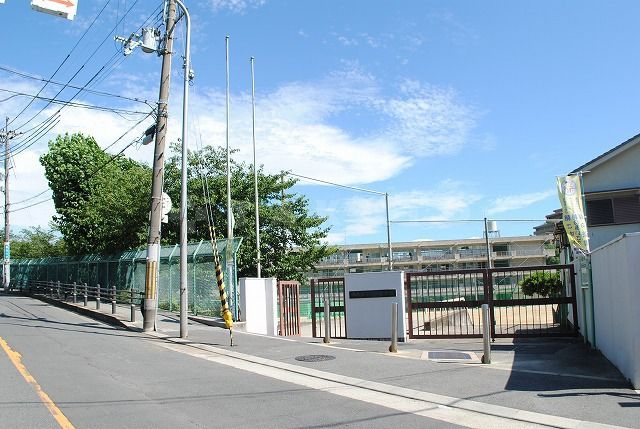 中学校　吹田市立山田中学校（中学校）まで517m