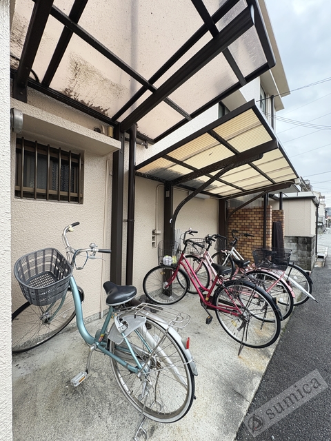 その他共有部分　屋根付きの駐輪場で雨の日も安心♪
