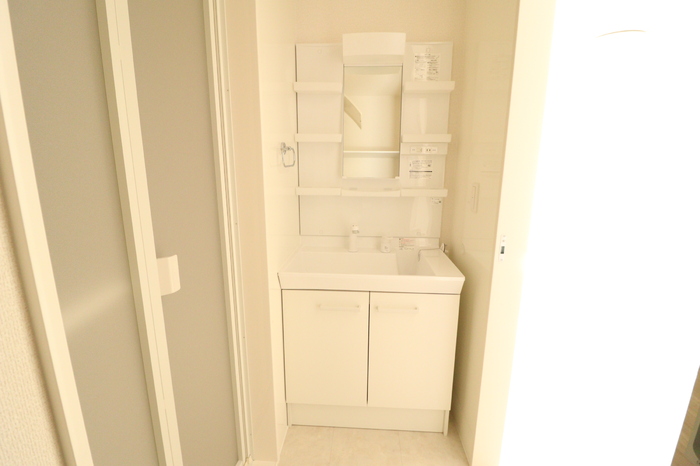 洗面設備　独立洗面台は忙しい朝の見方です。