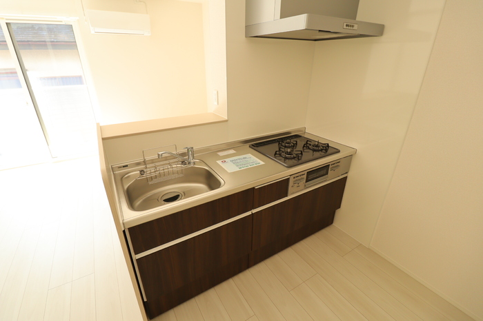 キッチン　3口のシステムキッチン搭載です。