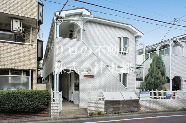 建物外観　梅ヶ丘、下北沢、世田谷代田、渋谷行きバス停利用可能です。