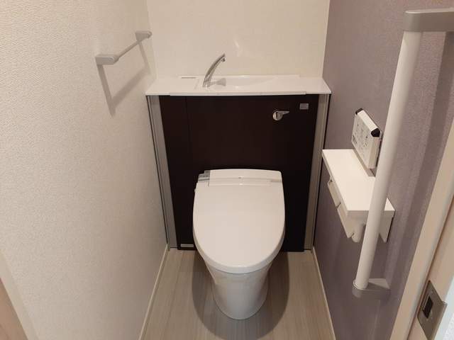 トイレ　温水洗浄便座です。