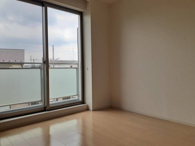 居室・リビング　落ち着いた色合いの床材を使用した居住空間です。