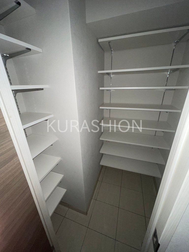 玄関　別部屋の写真になります。