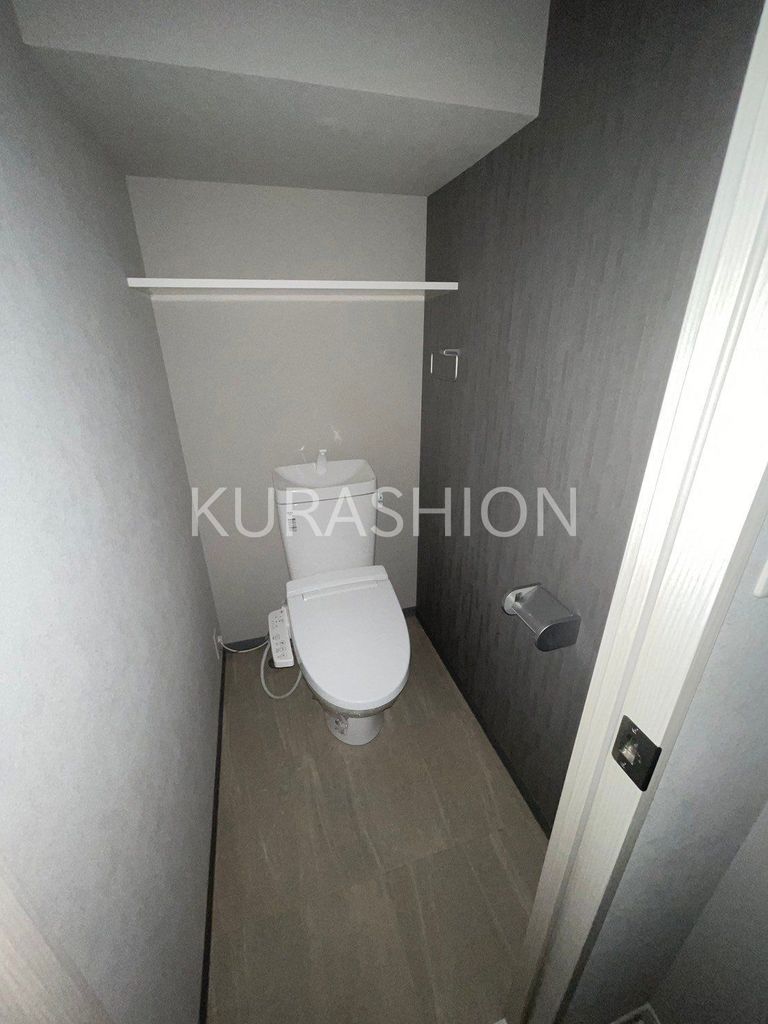 トイレ　別部屋の写真になります。