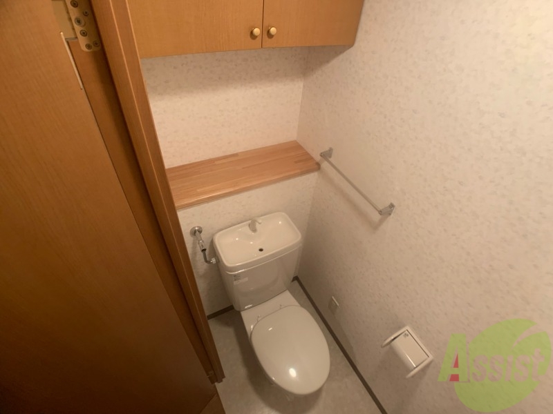 トイレ　トイレの上には物を置くスペースもあるので便利です。