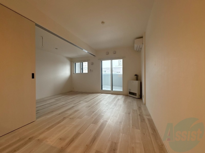 居室・リビング　リビングです。窓が大きくて明るいですね！