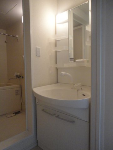 洗面設備　独立洗面台、小物を置くことができて便利です