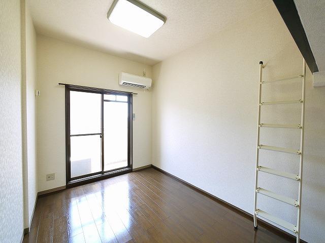 その他部屋・スペース　広くて明るい寝室