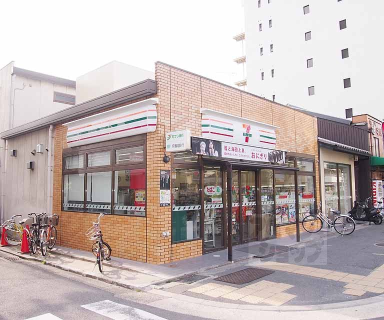 コンビニ　セブンイレブン京都烏丸六条店（コンビニ）まで70m