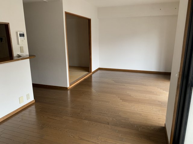 居室・リビング　リビングの横に和室があります♪