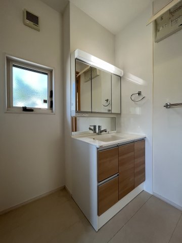 洗面設備　朝の身支度には欠かせない独立洗面化粧台♪