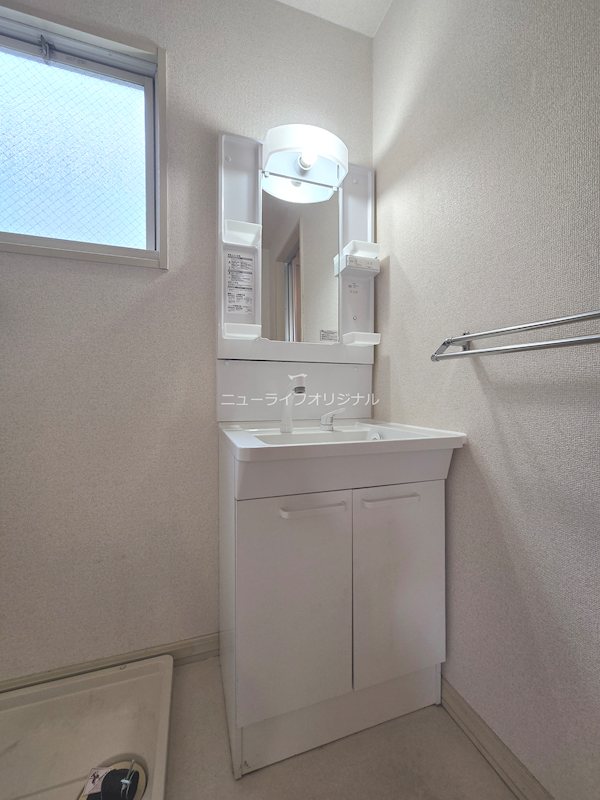 洗面設備　シャワーノズル付で身支度も、洗面台回りのお掃除もラクチン。