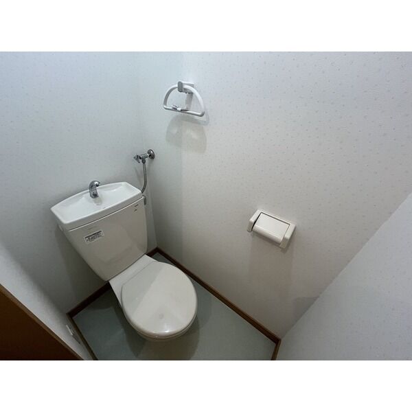 トイレ　落ち着いた色調のトイレです