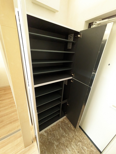 玄関　★たっぷり収納できるシューズボックス付き★