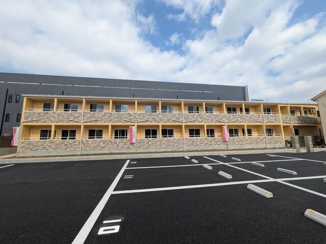建物外観　★広々駐車場★