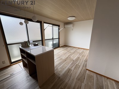 居室・リビング　床色が落ち着いた色合いで綺麗です♪