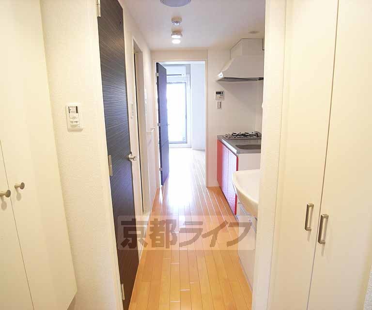 その他部屋・スペース　玄関から見た廊下です。