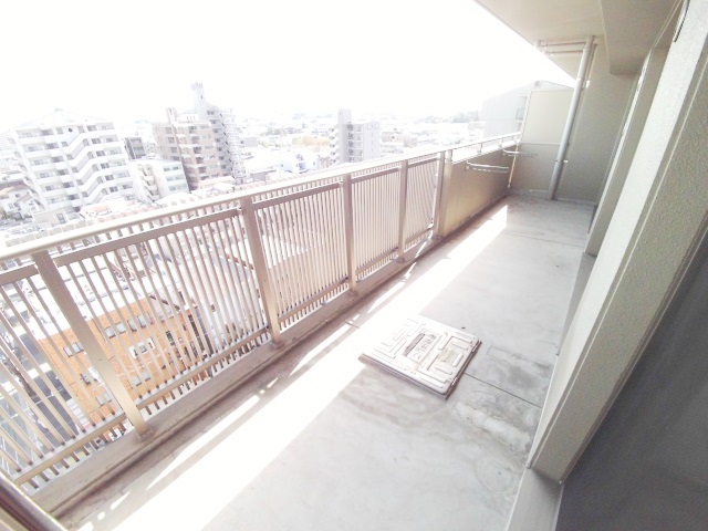 バルコニー　南向きで明るく、奥行のある広いバルコニー