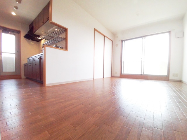 居室・リビング　独立キッチンで使い易い14.5帖のLDK、横には和室あり