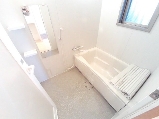 バス・シャワールーム　窓付き、ゆっくり疲れを摂って頂ける広い浴室