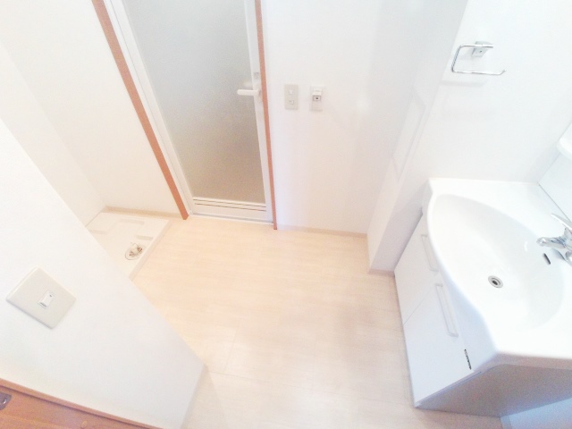 洗面設備　収納棚付きの広い洗面脱衣所、洗濯機も置けます