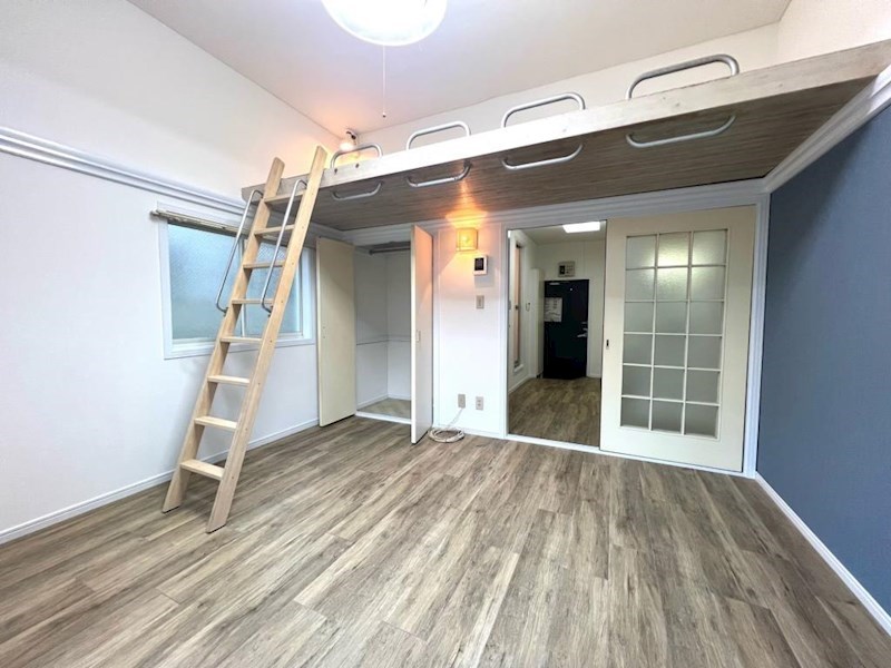 居室・リビング　空間を有効活用できるロフト付の洋室