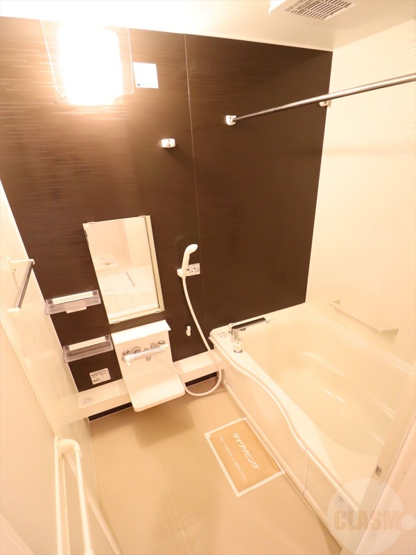 バス・シャワールーム　浴室乾燥機能付きの広々バスルーム