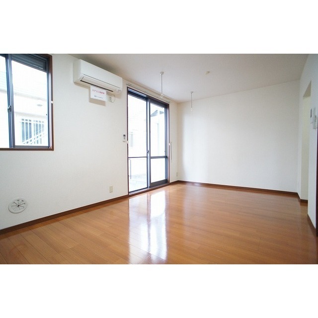 居室・リビング　大きな窓のある横長のリビング