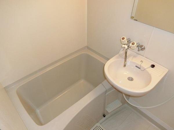 バス・シャワールーム　キレイにリフォームされています！