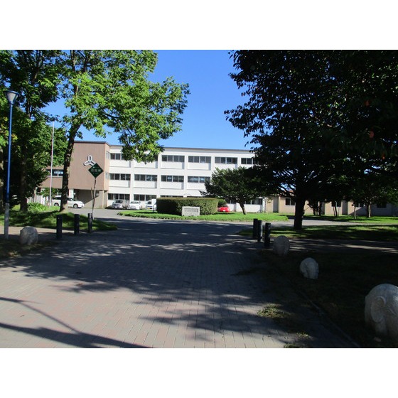 中学校　苫小牧市立苫小牧東中学校（中学校）まで645m