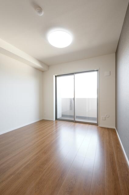 エントランス　角部屋で陽当りも通風も良好♪