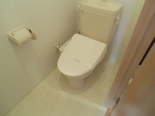 トイレ　温水洗浄便座取り付けました。